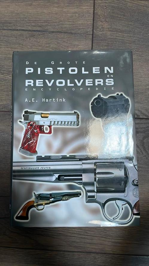 A.E. Hartink - De grote pistolen en revolvers encyclopedie, Boeken, Oorlog en Militair, Zo goed als nieuw, Ophalen of Verzenden
