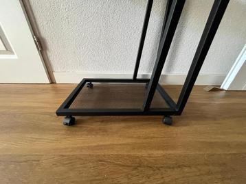 Bijzettafel op wieltjes beschikbaar voor biedingen