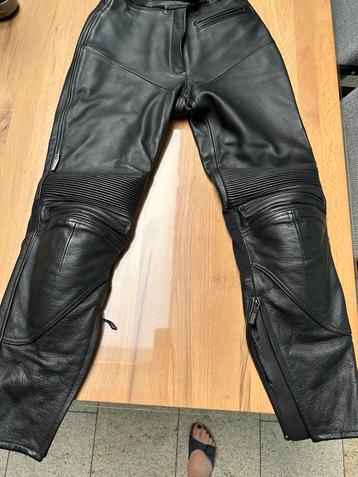 Leren dames motorbroek te koop beschikbaar voor biedingen
