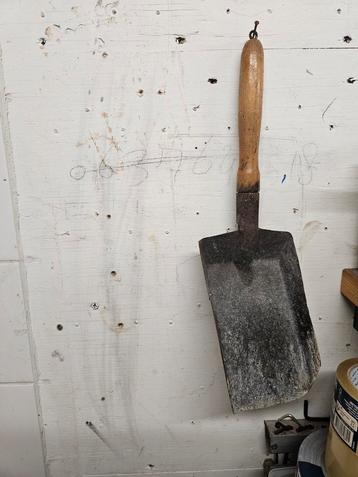 Vintage Schep met Houten Handvat beschikbaar voor biedingen