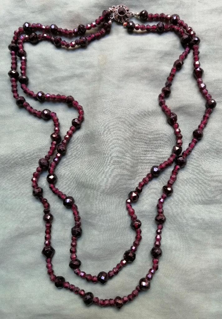 Ketting met granaat en zilveren slot 2 snoeren, Sieraden, Tassen en Uiterlijk, Antieke sieraden, Ketting, Zilver, Met edelsteen