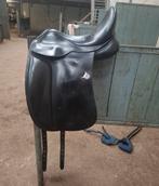 Dressuurzadel Bates Wide 17 inch, Dieren en Toebehoren, Paarden en Pony's | Zadels, Ophalen, Gebruikt, Dressuur