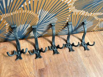 5 x metalen brutalist stijl kapstokhaken. Gehamerd beschikbaar voor biedingen