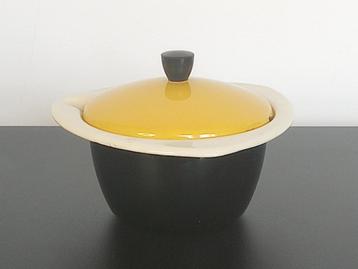 Vintage emaille schaaltje met schenktuit en deksel  beschikbaar voor biedingen