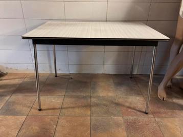 Formica tafel jaren 70 beschikbaar voor biedingen