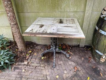 Houten tuintafel met ijzeren onderstel beschikbaar voor biedingen
