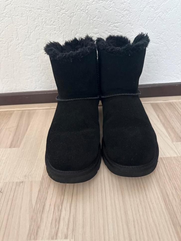 Zwarte Uggs - Comfortabel en Stijlvol, Kleding | Dames, Schoenen, Zo goed als nieuw, Lage of Enkellaarzen, Zwart, Ophalen of Verzenden
