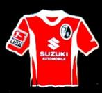 Suzuki- Eintracht Freiburg voetbal shirt pin, Verzenden, Nieuw, Sport, Speldje of Pin