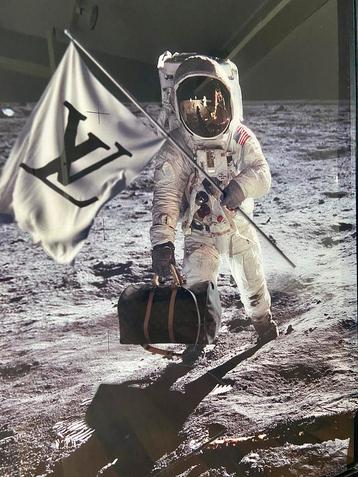 Louis Vuitton Man on the moon. beschikbaar voor biedingen