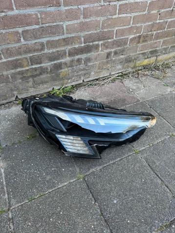 Defecte Rs3 rechts koplamp beschikbaar voor biedingen