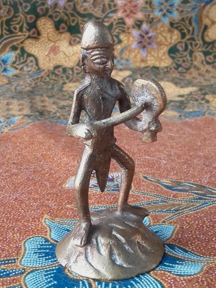 Man met trommel mooi oud brons beeldje uit India 9,1 cm., Antiek en Kunst, Kunst | Niet-Westerse kunst, Ophalen of Verzenden