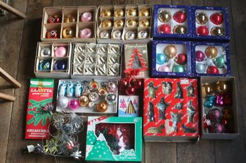 80 kerstballen, kerstlampjes, lametta, kerststal (1960-80) beschikbaar voor biedingen
