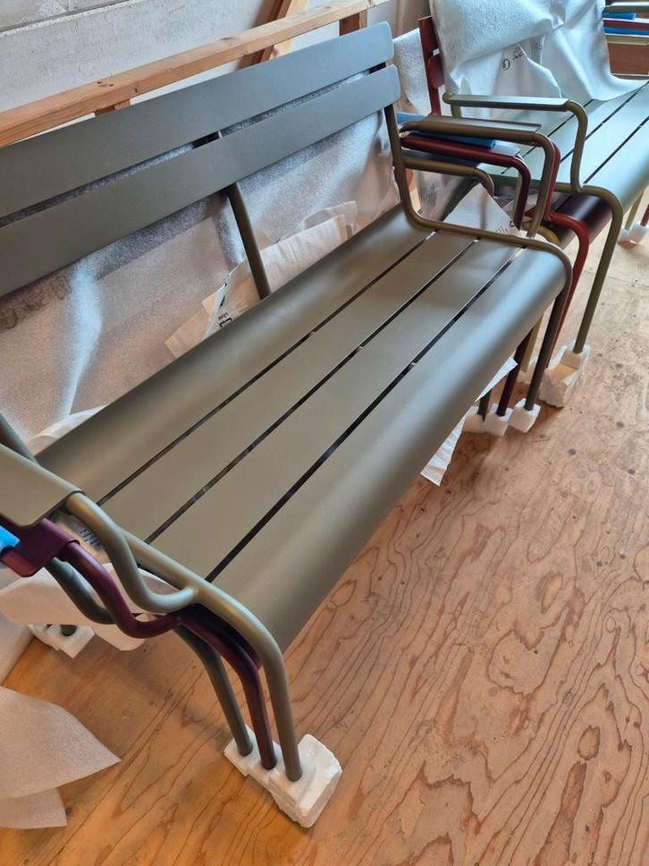 Nieuwe fermob Luxembourg tuinbank Met armleuning div kleuren, Tuin en Terras, Tuinbanken, Nieuw, Ophalen