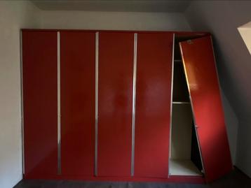 Rode kast beschikbaar voor biedingen