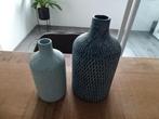 2 decoratie flessen kleur blauw, Huis en Inrichting, Woonaccessoires | Vazen, Blauw, Ophalen of Verzenden, Minder dan 50 cm, Glas