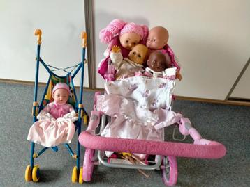 Wandelwagen met poppen en kleertjes beschikbaar voor biedingen