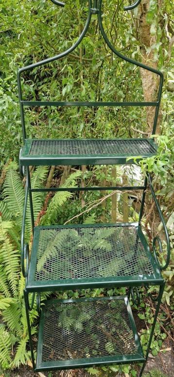 Sierlijke smeedijzeren tuin etagère met 3 plateaus(brocante) beschikbaar voor biedingen