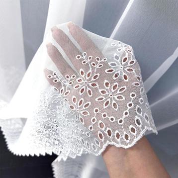 Vitrage geborduurd maat 600cm x 250cm beschikbaar voor biedingen