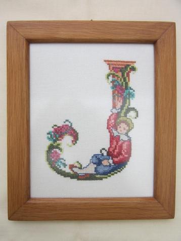 2 Borduurwerkjes letters J en N in houten lijst. beschikbaar voor biedingen