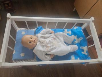 Baby Annabel met poppenbedje en veel poppenkleertjes beschikbaar voor biedingen