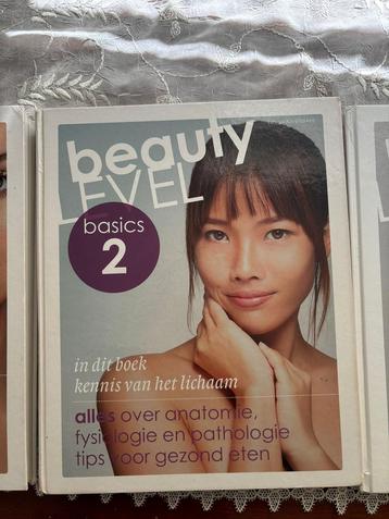 3 beauty level boeken beschikbaar voor biedingen