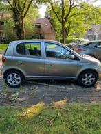 Toyota Yaris 1.3 16V Vvti 5DR 2004 Grijs, Auto's, Toyota, 880 kg, Yaris, Zilver of Grijs, Hatchback