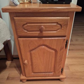 Houten Nachtkastje met Lade en Kastje beschikbaar voor biedingen