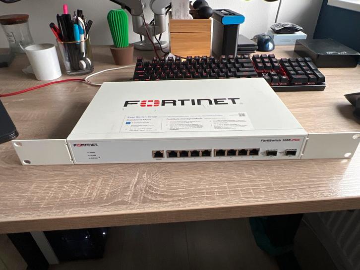 Fortinet FortiSwitch 108E-POE Switch, Computers en Software, Netwerk switches, Zo goed als nieuw, Ophalen of Verzenden