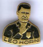 Leo Horn zwart/koper voetbal scheidsrechter speldje ( Z_209), Verzamelen, Speldjes, Pins en Buttons, Verzenden, Zo goed als nieuw
