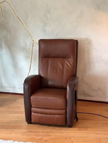 Luxe leren sta-op relaxstoel met elektrische bediening beschikbaar voor biedingen