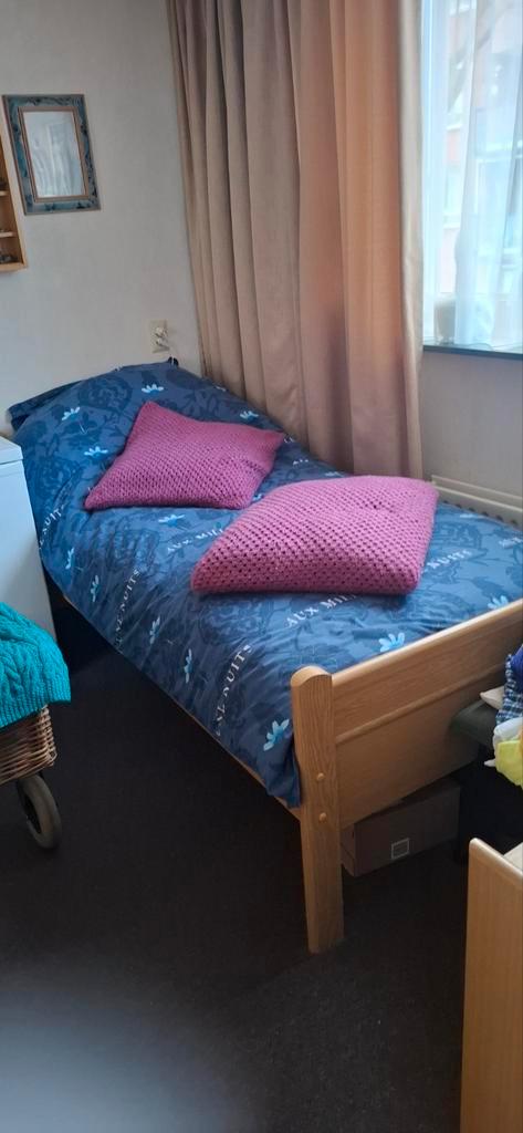 Seniorenbed 90x200 met verstelbare lattenbodem, Huis en Inrichting, Slaapkamer | Bedden, Zo goed als nieuw, Eenpersoons, 90 cm
