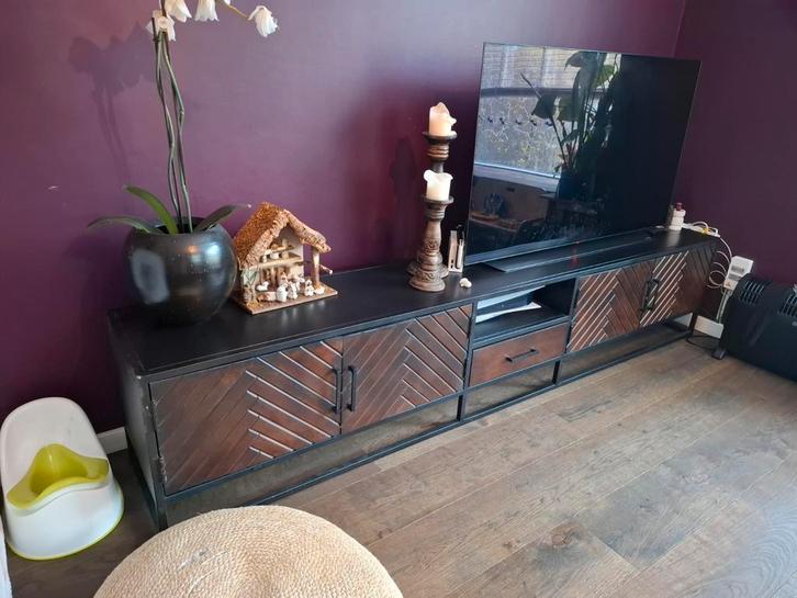 Tv meubel. Gigameubel. Industrieel met visgraat, Huis en Inrichting, Kasten | Televisiemeubels, Zo goed als nieuw, Minder dan 100 cm