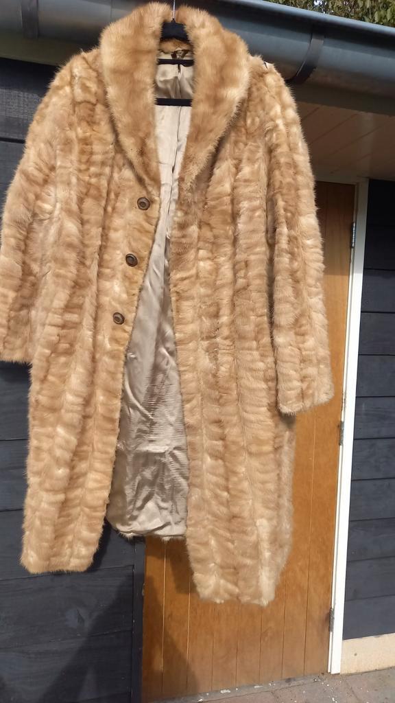 Lange oude bontjas, Antiek en Kunst, Antiek | Kleding en Accessoires, Ophalen of Verzenden