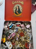 Blik met oude reclamespeldjes ca. 200 stuks, Ophalen of Verzenden, Zo goed als nieuw, Overige onderwerpen, Speldje of Pin
