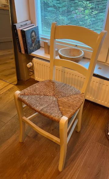 Vintage houten stoel met rotan zitting beschikbaar voor biedingen