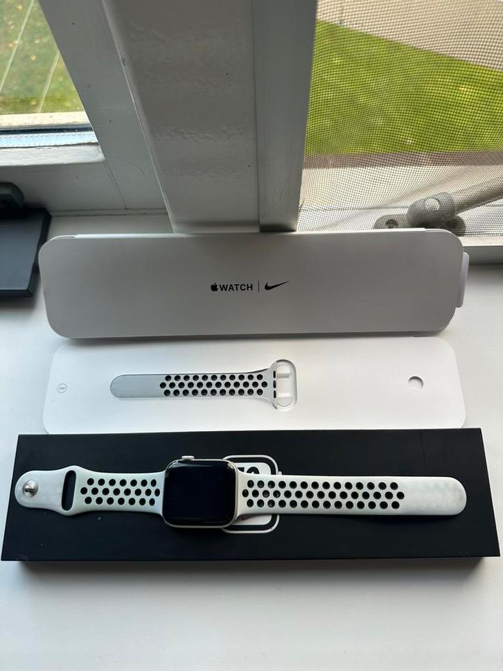 Apple watch se 44mm Nike, Sieraden, Tassen en Uiterlijk, Smartwatches, Zo goed als nieuw, iOS, Zilver, Ophalen of Verzenden