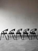 Post moderne zwarte lederen eetkamerstoelen, Ophalen, Zo goed als nieuw, 60 tot 90 cm