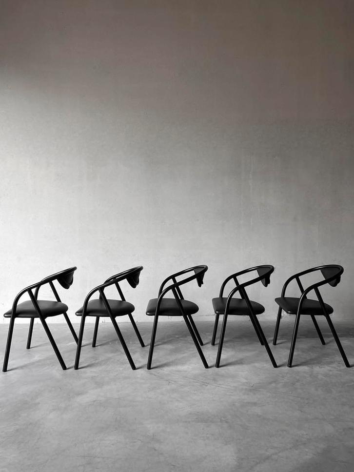 Post moderne zwarte lederen eetkamerstoelen, Huis en Inrichting, Barkrukken, Zo goed als nieuw, 60 tot 90 cm, Ophalen