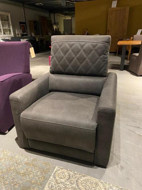 Capital fauteuil Maxfurn van €799,- nu voor €399,-, Huis en Inrichting, Fauteuils, Nieuw, Stof, 75 tot 100 cm, 75 tot 100 cm, Ophalen