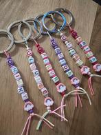 Regenboog sleutelhangers met naam LEUK TRAKTEREN, Ophalen of Verzenden, Nieuw, Feestartikel, Verjaardag
