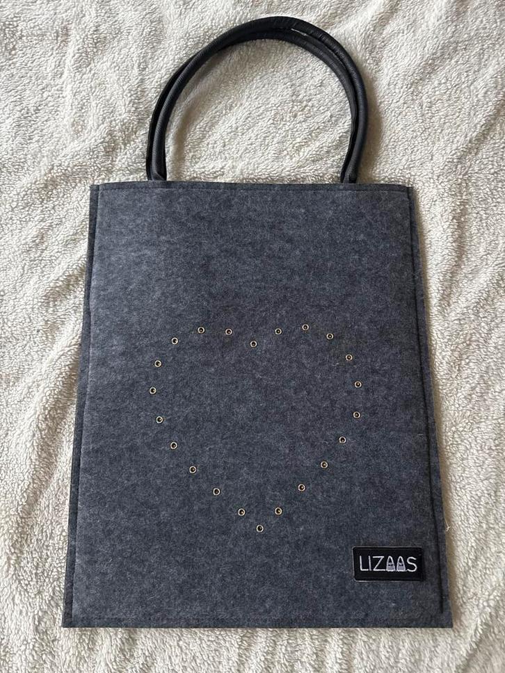 Grijze vilten handtas met hart, Sieraden, Tassen en Uiterlijk, Tassen | Damestassen, Nieuw, Overige typen, Grijs, Ophalen of Verzenden