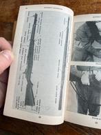 WO2 Amerikaans handboek wapens uitrusting m1 garand colt, Amerika, Verzenden, Boek of Tijdschrift