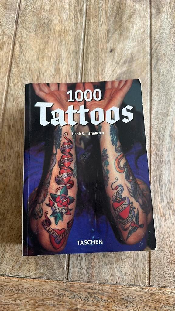 Boek 1000 Tattoos – Henk Schiffmacher – Taschen, Verzamelen, Boekenleggers, Zo goed als nieuw, Reclame, Ophalen of Verzenden