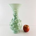 Antieke Lichtgroen Opaline vaas met bloemen in relief, Antiek en Kunst, Antiek | Vazen, Ophalen of Verzenden