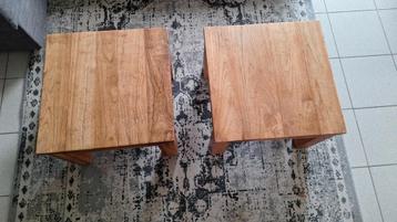 2 houten tafels beschikbaar voor biedingen