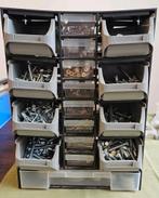 Opbergkastje gevuld met ijzerwaren (2), Ophalen of Verzenden, Zo goed als nieuw