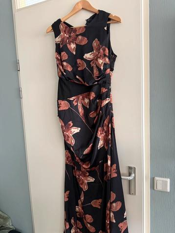 Zwart met kleurrijke bloemen avondjurk beschikbaar voor biedingen