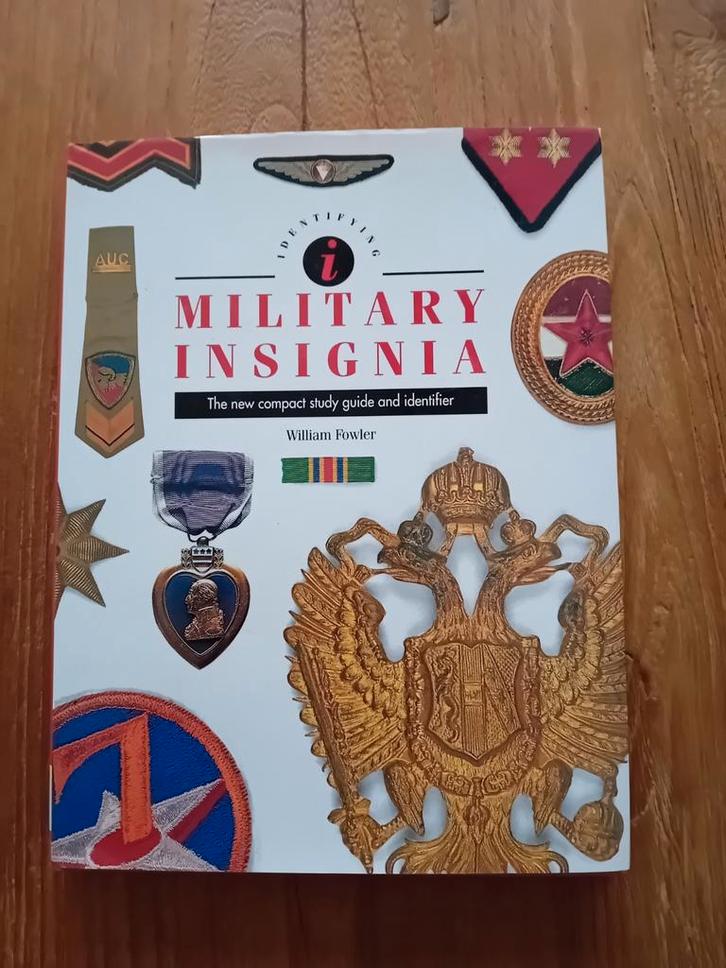Militair Insignia Boek - Mooie Staat!, Verzamelen, Militaria | Tweede Wereldoorlog, Boek of Tijdschrift, Nederland, Verzenden