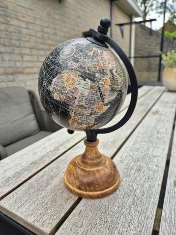 Kleine wereldbol beschikbaar voor biedingen
