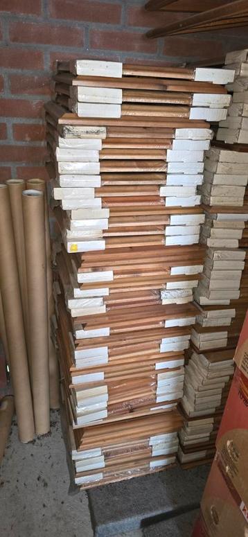 200 stuks. Grote partij houten lijsten met glas. beschikbaar voor biedingen